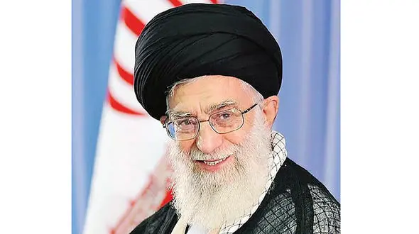 قامت رعنای رهبر انقلاب در لباس خادمی شاه خراسان+عکس /حقا که تو از سلاله ی فاطمه ای... با خنده خود به درد ما خاتمه ای