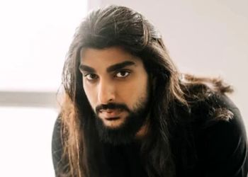 شاهکار بی نظیر پسر ناصر عبداللهی با آهنگ بدو بُخون که یار اَتا/ پسر آقای خواننده چه جنس صدایی داره!