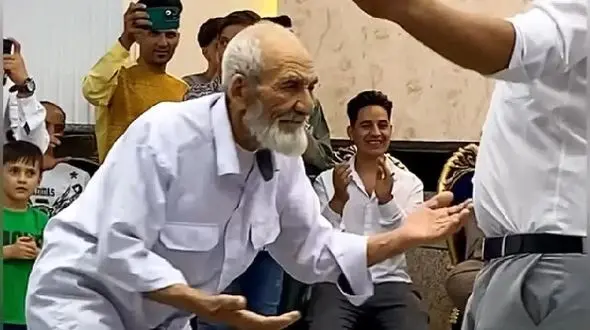 آواز شاد؛ پیرمرد 110 ساله قالی کرمون چه رقص پر ملاتی میکنه  همه چشاشون چارتا شده