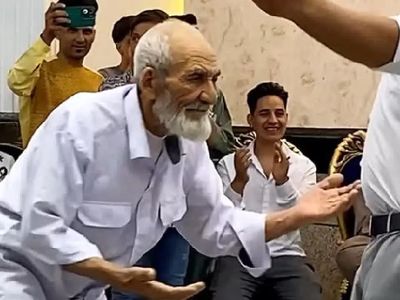 آواز شاد؛ پیرمرد 110 ساله قالی کرمون چه رقص پر ملاتی میکنه  همه چشاشون چارتا شده