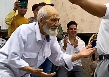 آواز شاد؛ پیرمرد 110 ساله قالی کرمون چه رقص پر ملاتی میکنه  همه چشاشون چارتا شده