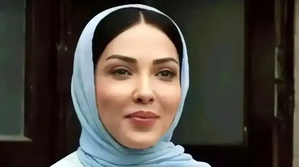 نگاهی به عکس های قدیمی لیلا اوتادی/ از عکس یادگاری در کنار برج ایفل تا عکس با تنفگ شکاری!