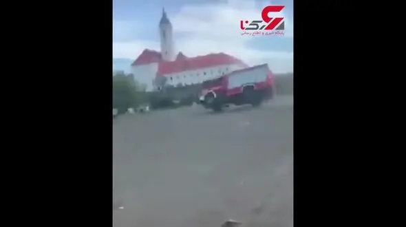 حادثه‌ای عجیب برای خودروی آتش نشانی در محل حادثه+ فیلم