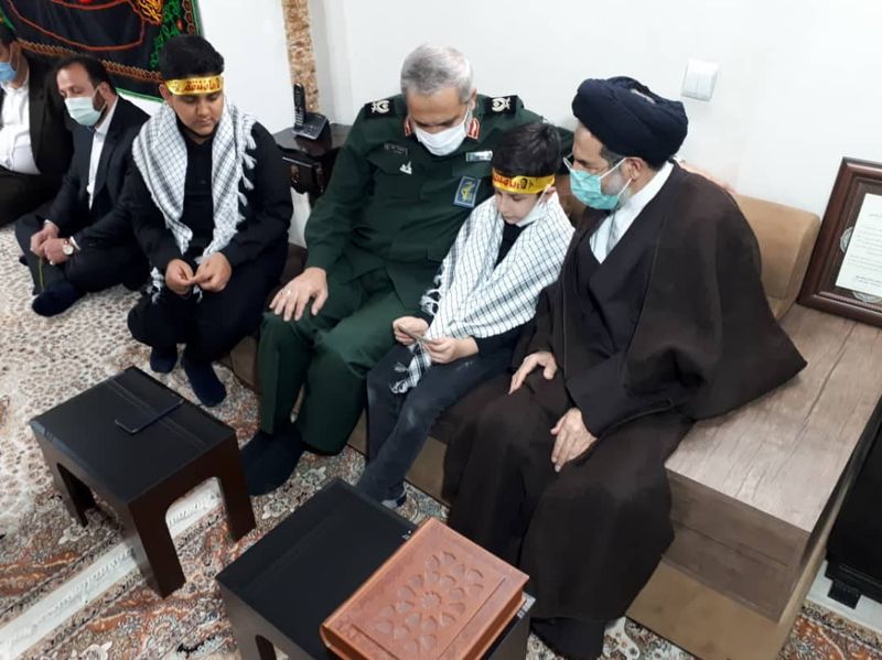 حضور سردار یزدی و حجت‌الاسلام ابوترابی فرد در منزل شهید امر به معروف شهید محمد محمدی 