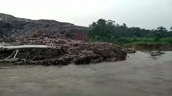 خارج کردن زباله‌های بیمارستانی از داخل رودخانه + فیلم