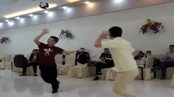 فیلم رقص برادرا/ مثه آینه میمونن با هم رقصیدن اطواراشون عین هم انگار یه دونه مغز دارن