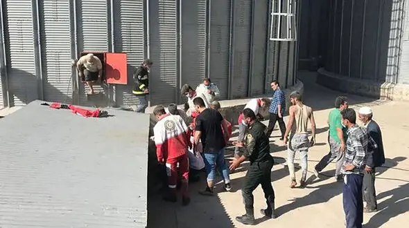 نجات کودک گرفتار در سیلوی گندم با عملیات امدادی هلال احمر