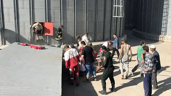 نجات کودک گرفتار در سیلوی گندم با عملیات امدادی هلال احمر