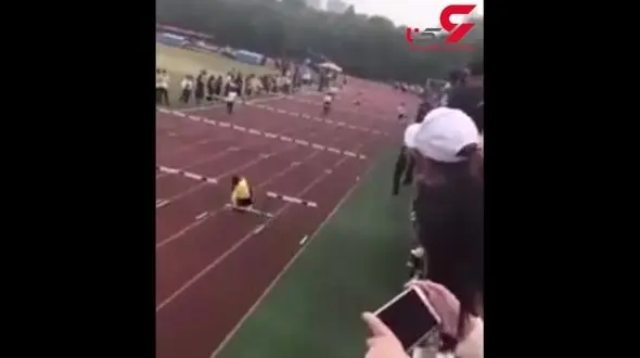 دونده زن بدشانسی که به تمام موانع مسابقه برخورد کرد! + فیلم