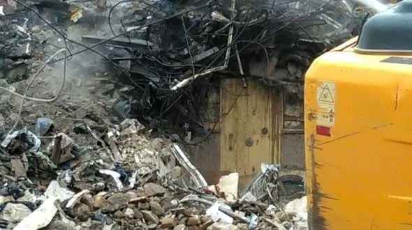 التهاب و انتظار در پلاسکو / نفوذ به طبقه زیر ساختمان فروریخته+عکس