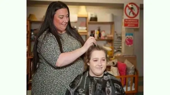 این زن چرا موهایش را می کند! + عکس