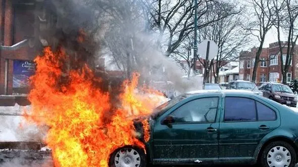 ببینید / روش جالب برای روشن کردن آتش با اگزوز ماشین! + فیلم