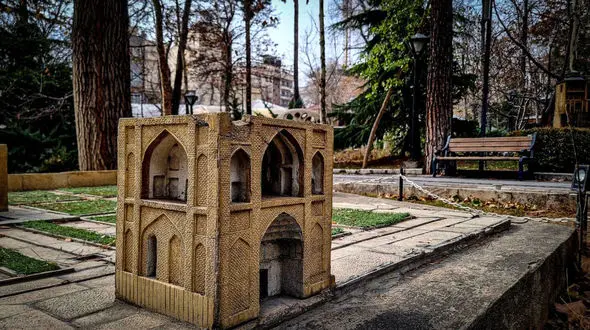 باغ‌موزه هنر ایرانی بدون حفاظت رها شده است / از تار عنکبوت تا ترک های عمیق بر ماکت های تاریخی + فیلم و عکس