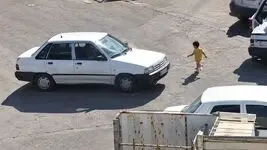 فیلم دلهره آور از کودکی که زیر چرخ های پراید رفت و زنده ماند 