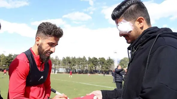 هوادار مصدوم پرسپولیس: جانم را برای پرسپولیس می‌دهم، بحث شکایت مطرح نیست!