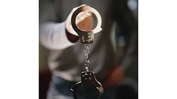 سارق حرفه‌ای مغازه‌ها در اهواز دستگیر شد