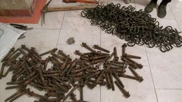 کار خطرناک یک پدر و پسر با ریل های قطار قزوین - رشت  