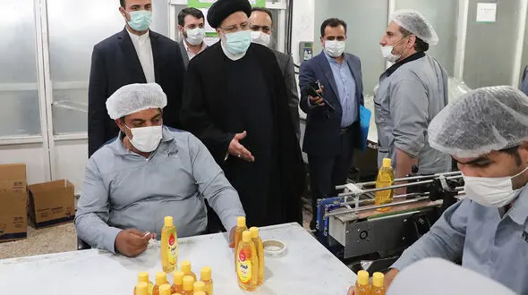 حضور رئیس جمهور در مراسم افطاری کارگران یک کارخانه در قزوین