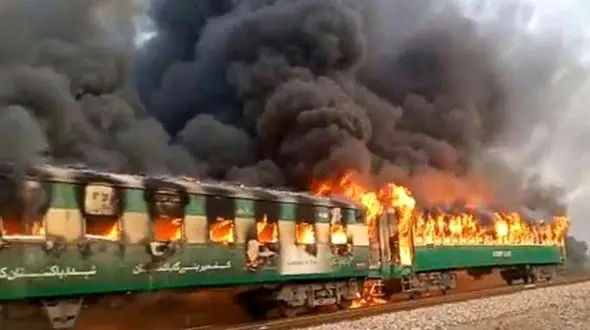 فیلم وحشتناک از حرکت قطار آتش گرفته از مرکز شهر لندن / شوکه می شوید