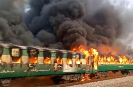 فیلم وحشتناک از حرکت قطار آتش گرفته از مرکز شهر لندن / شوکه می شوید