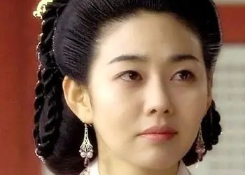 «سولان، زن تسو» (سریال جومونگ) در 48 سالگی در حال تبلیغ کِرِم دست و صورت