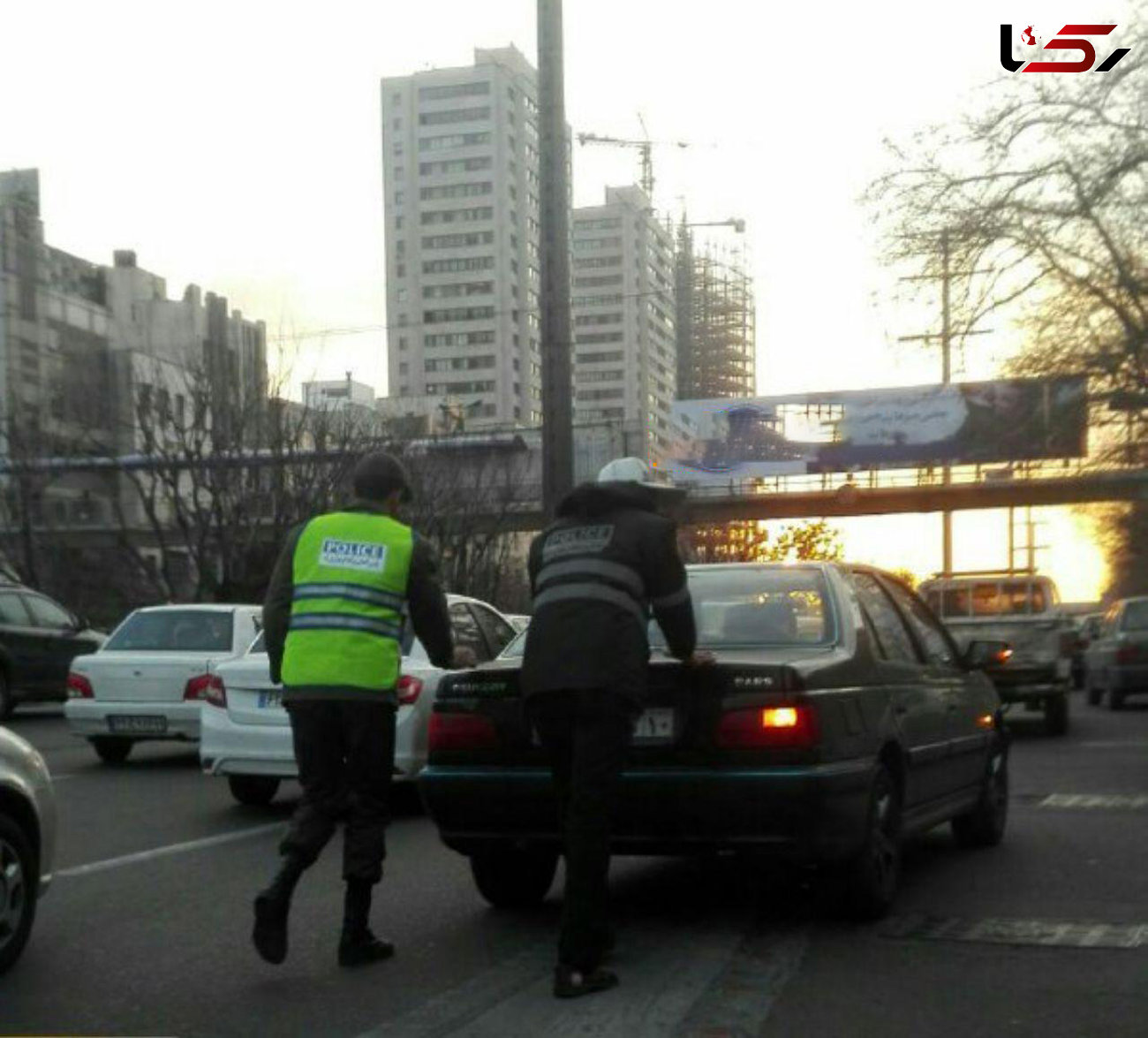 حرکت انسانی ماموران پلیس در بزرگراه همت + عکس 