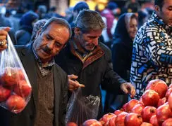وقتی یلدای ساده نصف حقوق ماهانه کارگر و کارمند آب می‌ خورد / گرانی خوراکی‌ ها سفره شب یلدا را کوچک‌ تر کرد!
