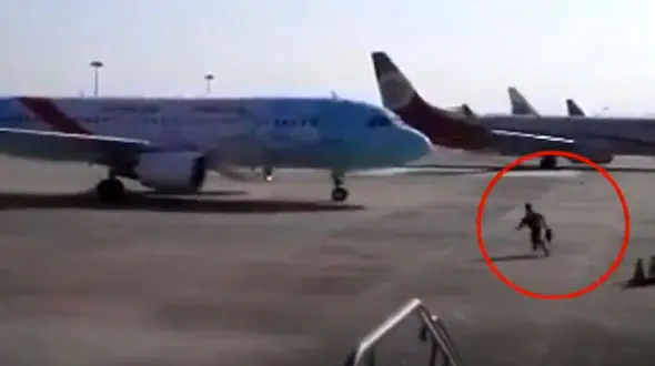 مردی که با دست خالی هواپیمای بدون خلبان را نجات داد! + فیلم