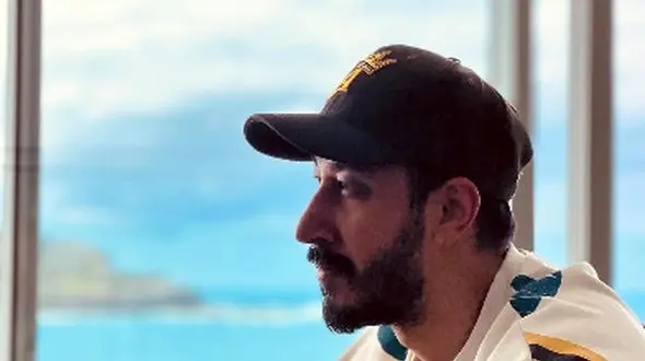 چیدمان منزل شاهانه و مجلل بهرام افشاری «بهتاشِ پایتخت» / از حیاط سرسبز نوستالژیک تا تابلوهای هنری و آباژور اعیانی