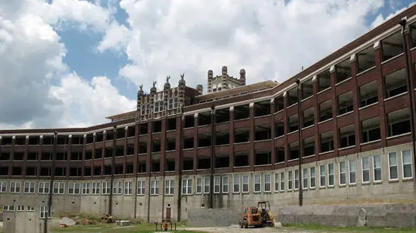 دار زدن زنی با بچه ای در شکم داخل یک  بیمارستان + عکس