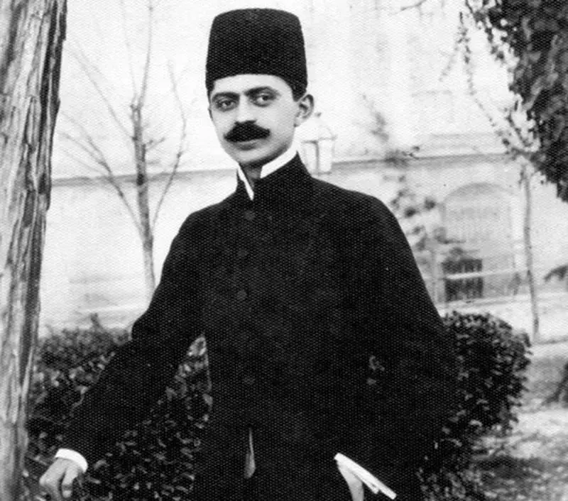 حسین علا، فرزند محمدعلی‌خان علاالسلطنه، نخست‌وزیر ایران در زمان قاجار، بود. 