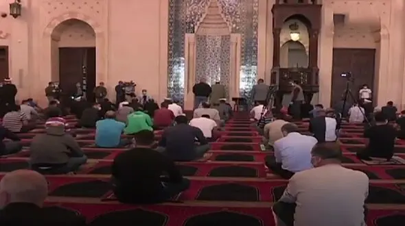 حضور نمازگزاران لبنانی در مساجد در روزهای کرونایی + فیلم