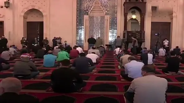 حضور نمازگزاران لبنانی در مساجد در روزهای کرونایی + فیلم