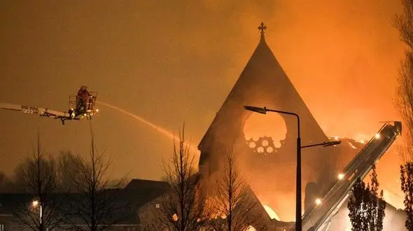 آتش سوزی در کلیسای منچستر + تصاویر