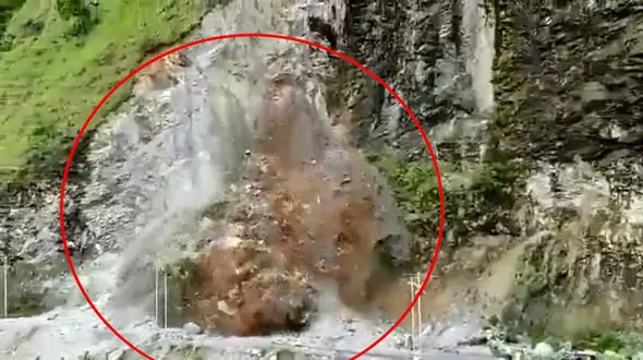 فیلم فرار مویی مسافران از ریزش کوه در جاده ! / ببینید