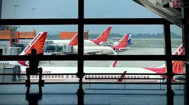 برگزاری امتحانات دانش‌آموزان بر روی باند فرودگاه در اودیسا + فیلم