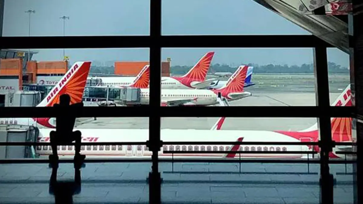 برگزاری امتحانات دانش‌آموزان بر روی باند فرودگاه در اودیسا