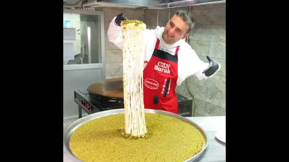 روش خاص این آشپز در پخت کنافه / فیلم