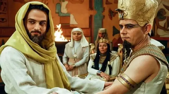 عکس / آخناتون و همسرش نفرتیتی در یک کافه 9 سال بعد از سریال یوسف پیامبر / چهره واقعی شان خارج از سریال