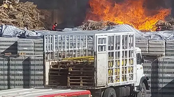 فیلم آتش سوزی هولناک انبار شرکت زمزم در جاده شهر ابریشم + جزییات