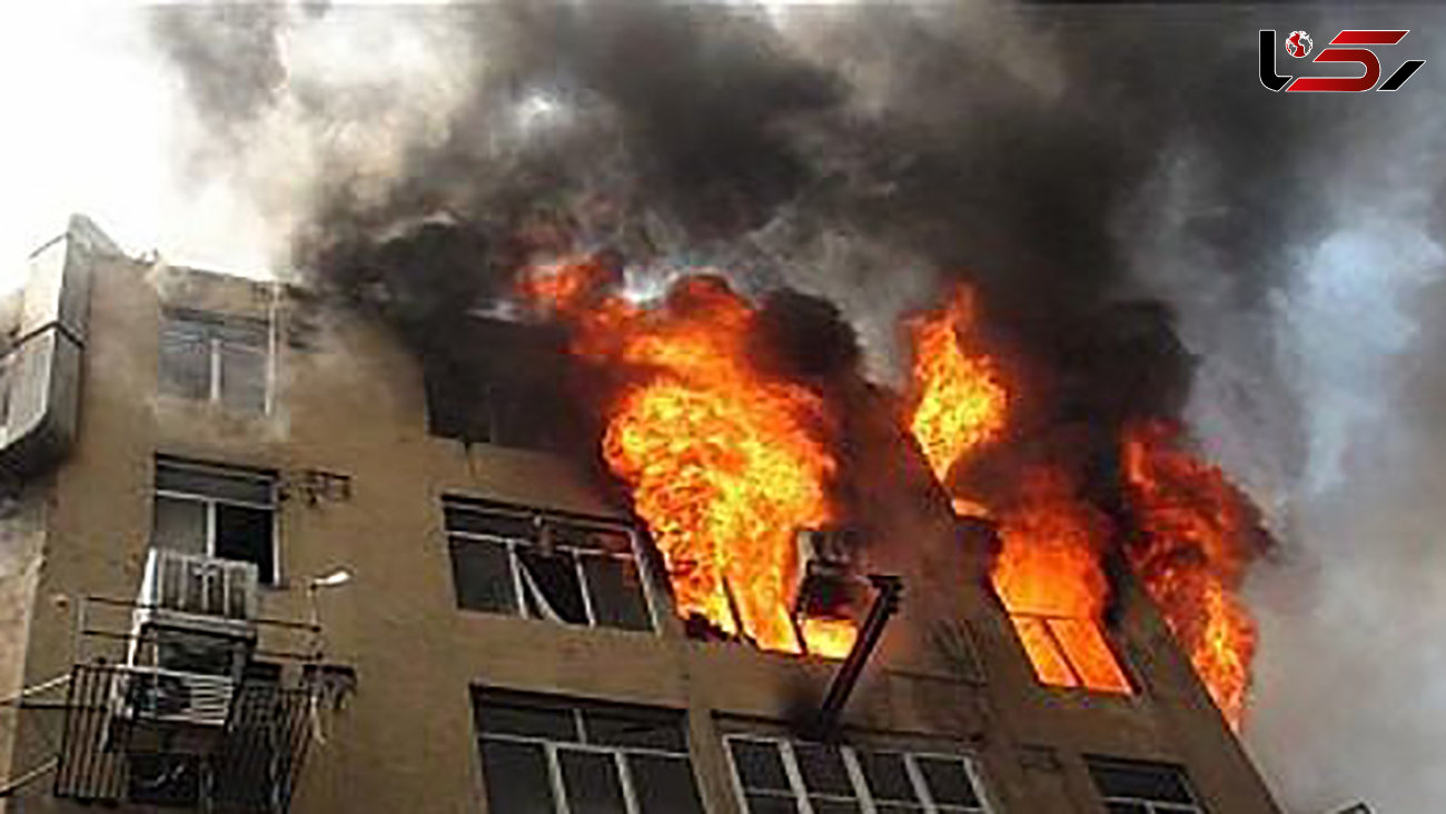 عملیات ویژه آتش نشانان برای مهار آتش سوزی یک خانه در یزد