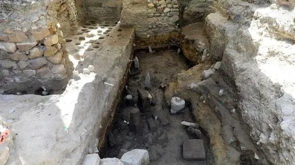 مشاهده جسد نوزاد در سکه‌های طلا و کوزه‌های قدیمی + عکس