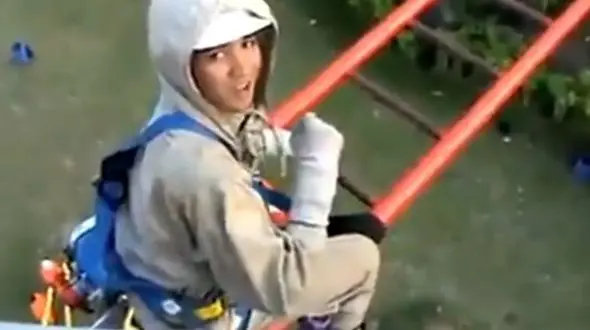 وقتی یک مرد کابل برق فشار قوی را می‌بوسد! + فیلم