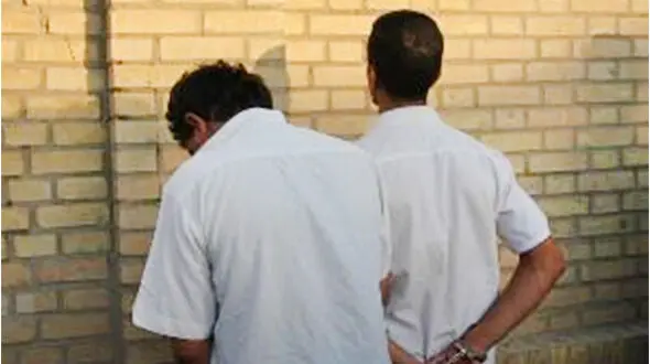 دزدان مینی‌بوس سوار با شلیک 7 گلوله پلیس دستگیر شدند+عکس