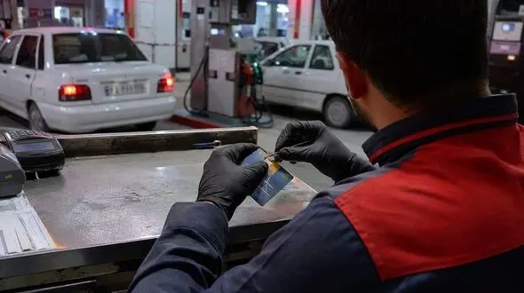 فیلم/ دستکاری تراشه کارت‌های سوخت شهروندان به قصد قاچاق سوخت/ کارت سوخت خود را در جایگاه‌ها در اختیار دیگران قرار ندهید
