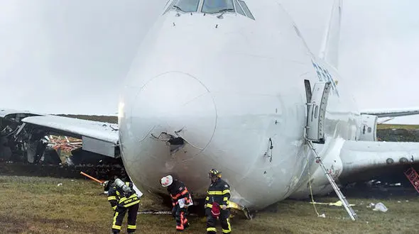 لغزیدن هواپیمای بوئینگ هنگام فرود حادثه ساز شد + فیلم لحظه حادثه
