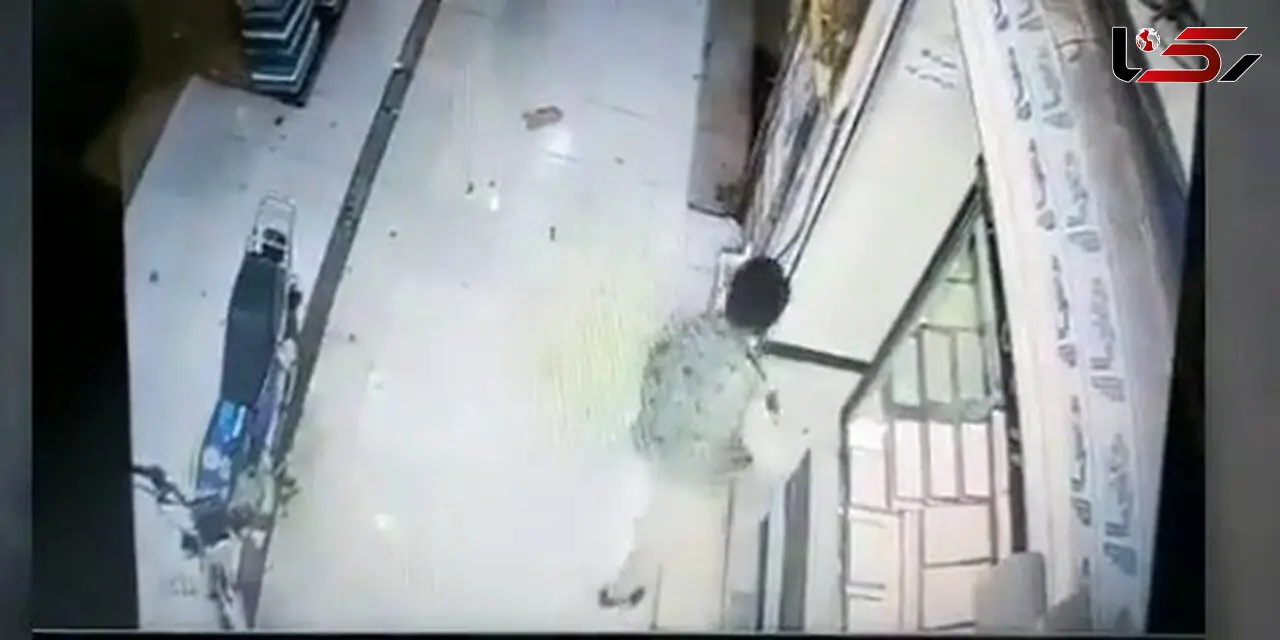  فیلم دیدنی از لحظه شلیک به شیشه ضدگلوله طلافروشی توسط دزدان چابهاری