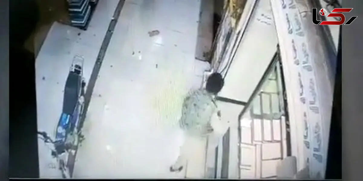  فیلم دیدنی از لحظه شلیک به شیشه ضدگلوله طلافروشی توسط دزدان چابهاری
