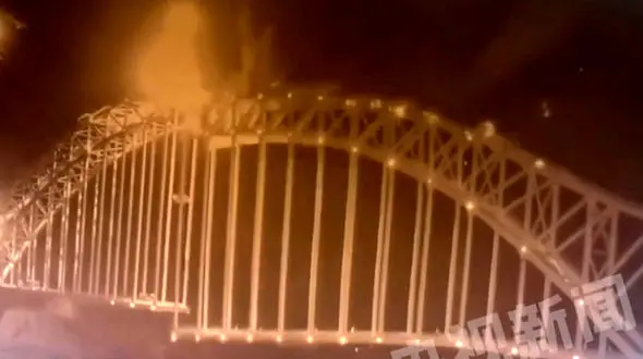 فیلم لحظه پاره‌شدن کابل پُل در چین / 7 نفر کشته شدند