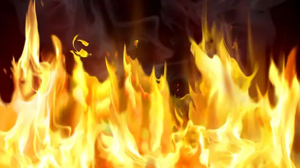 آتش سوزی عمدی یک پراید توسط فردی مشکوک + فیلم